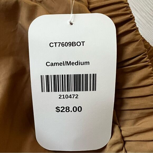 🆕 2 pc Set Cresent Button Down and Shorts Set size M - Picture 8 of 13